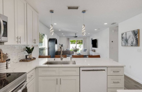 Alta Vista House | Palm Breeze Luxury - Resort Style Pool Home