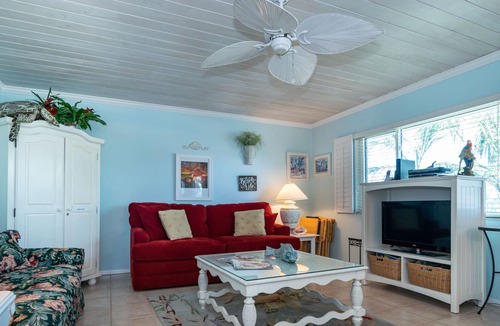 Ilexhurst Condo | Palm Cay 4 1/1 Condo Pool. Comfortable and cozy retreat in Holmes Beach.