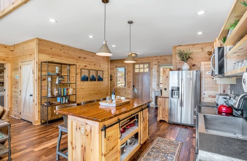 Woodfin House | Panoramic Mountain Views!-Fenced Yard-Hot Tub-10 Minutes to Downtown Asheville