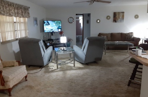 Englewood East House | Paradise getaway. Quiet , Spacious Home, Minutes to Activities and Beaches.