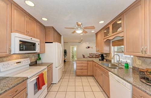 South Venice House | PAWS & PLAY: PET-FRIENDLY VACATION VENICE BEACH, SIESTA KEY SARASOTA FENCED YARD
