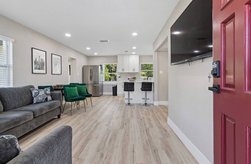 Beach Park House | Peaceful 5-bedroom Stylish Tampa Retreat. Prime Tampa Location