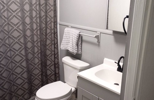Goose Creek House | Perfect 1-bedroom building with AC in tranquil Goose Creek