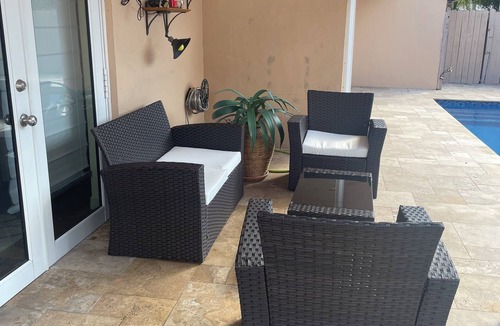 Davie House | Perfect 2-bedroom building with AC in quaint Davie neighborhood