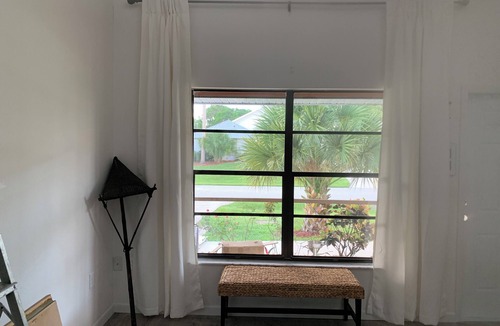 Pebble Beach House | Perfect Bungalow by the Beach. Quiet Rotunda neighborhood. Pet friendly. Fenced
