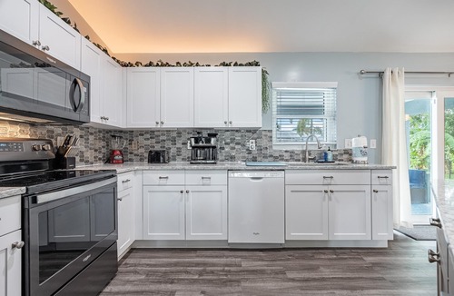 Pelican House | Perfect Getaway, Anytime of Year, Sunny, Clean, Spacious & Ideally Located!