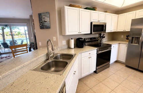 Fort Myers Condo | Pet-Friendly 2BR/2BA Ground-Floor Condo with Lake View in Colonial Country Club