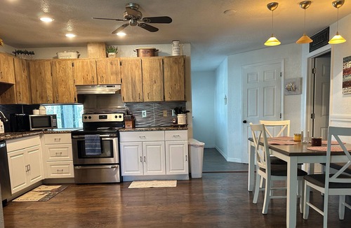Englewood East House | Pet friendly retreat close to beaches and restaurants