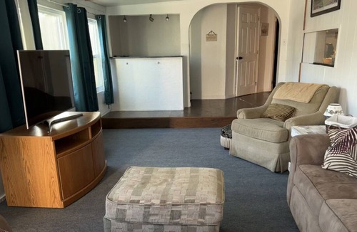Englewood East House | Pet friendly retreat close to beaches and restaurants