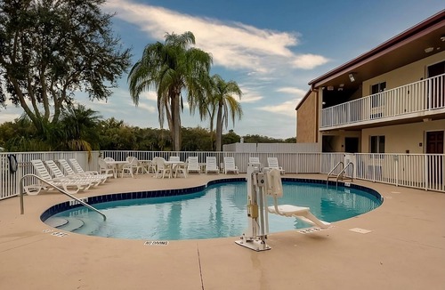 Ellenton Apartment | Pet-Friendly Stay with Outdoor Pool | 13-Mins to Manatee Village Historical Park