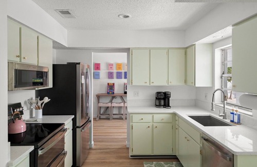 Whitfield House | Pink Palm Sarasota! Heated Pool, Mini Golf & Games