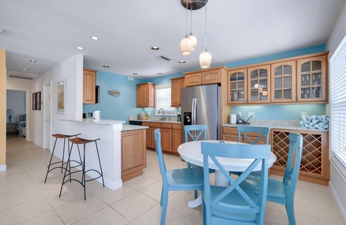 Del Sega House | Pink Shell | peaceful Sanibel home short walk to the beach!