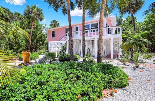 Del Sega House | Pink Shell | peaceful Sanibel home short walk to the beach!