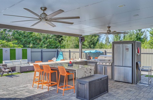 Mariner House | Poolside Lounge w/Bar & Kitchen: Cape Coral Home