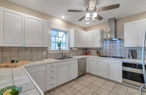 Historic Old Northeast Bed & Breakfast | Poplar Room at ONE Inn, Cozy, steps to Downtown St. Pete: Ideal for all guests