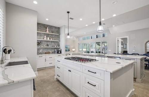 Saint Armands Key House | Private Heated Pool & Hot Tub | Steps to St. Armands Circle & Walk to Lido Beach!