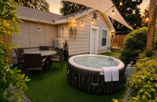 Bearss Plaza Apartment | Private Hot Tub Guesthouse Tropical Casita Central Tampa Free Parking