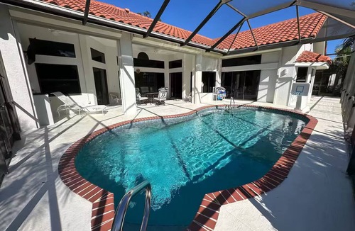 Gateway House | Private relaxing pool house with 4 bed/3 baths