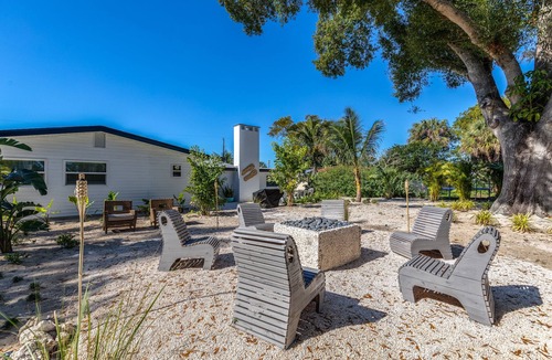 Whitney Beach House | PROMO 5% WEEKLY AND 10% MONTHLY DISCOUNT Private Beach Back Yard ! 5 BR 2 Bath