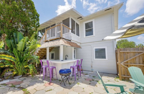 Historic Uptown Apartment | Quaint 2-bedroom apartment with AC in Saint Petersburg