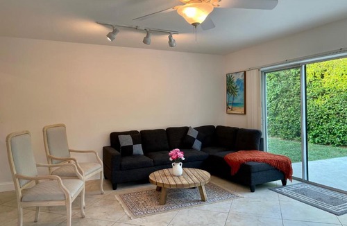 Palmetto Bay House | Queen's Tropical Garden View Room