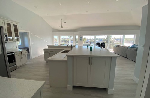 Fort Myers Shores House | Raised home right on the Caloosahatchee River. Come enjoy the water and weather