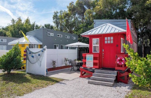 Sarasota Apartment | Red Lifeguard Stand - pet freindly