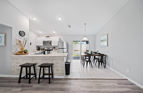 Jacarandas House | Relax and Recharge in Beautiful and comfortable cozy Cape Coral home!