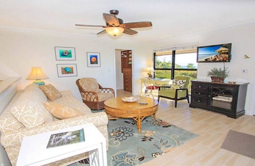 Sanibel Condo | Relax on your private deck with Gulf views Sanibel Island - Pet Friendly - Signal Inn 09