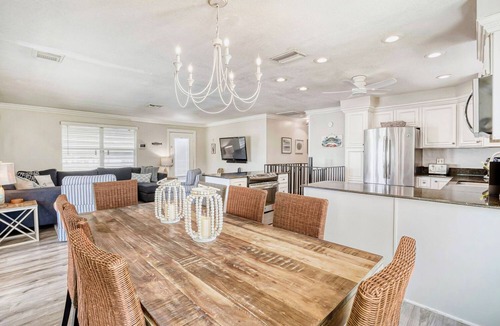 Anna Maria House | Relaxing Home with Private Pool, High-Speed WiFi, Central AC, & Washer/Dryer