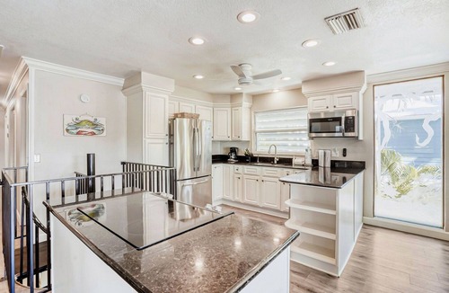 Anna Maria House | Relaxing Home with Private Pool, High-Speed WiFi, Central AC, & Washer/Dryer
