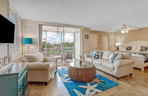Bonita Springs Condo | REMODELED STUDIO | FREE WIFI | KING BED + QUEEN SLEEPER | FREE PARKING | STEPS TO BONITA BEACH