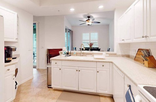 Naples Condo | Resort community home with bikes, screened porch, on-site golf, & AC