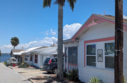 Bradenton Cottage | River view cottage in historic Braden Castle 55+ community