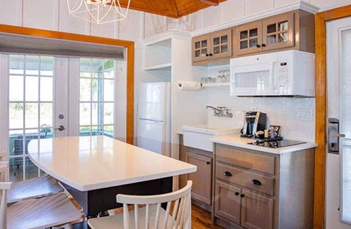 Captiva Hotel | Romantic Coastal Retreat! 1BR Cottage w/Beach View | Onsite Pools | Parking