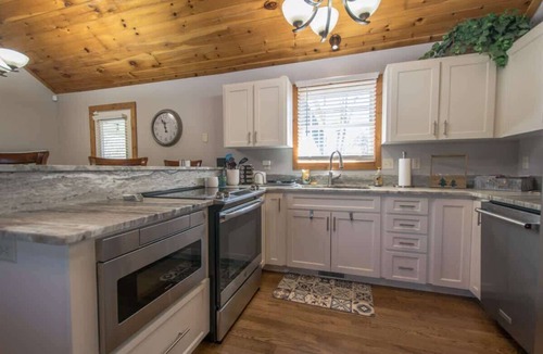 Horse Shoe House | Rustic 4BR w/ Deck, Firepit + Free Tix | Near Golf