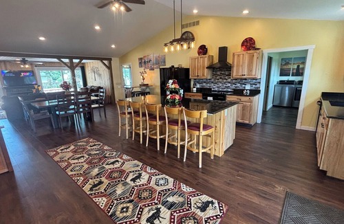 Findlay House | Rusty’s Getaway is a rustic/modern handicap accessible, family friendly space.