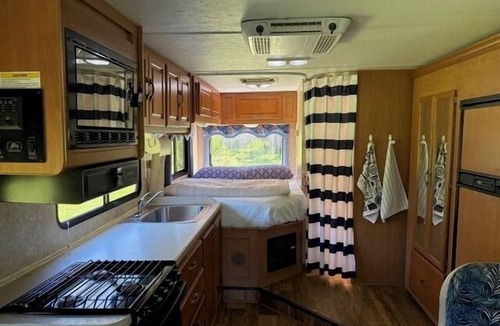 LaBelle House | RV Getaway + lots of outdoor space under the oaks & evening around the fire pit