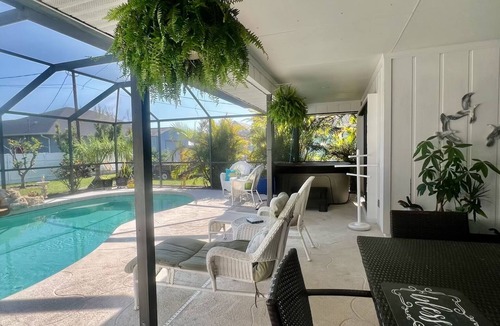 Englewood East House | Saltwater pool, jacuzzi, close to stunning beaches, fishing, kayaking and golf!
