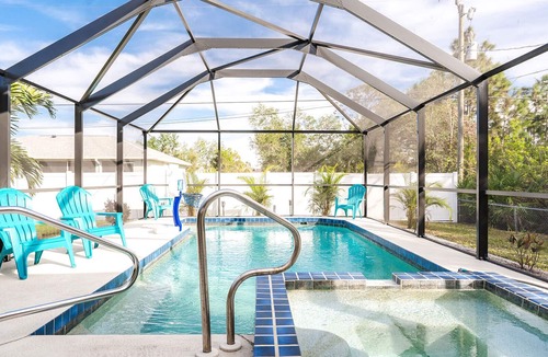 Englewood East House | 🩵Salty Shark Retreat 🩵 Heated Pool/Spa 🩵NEARBY BEACHES, GOLF COURSES!
