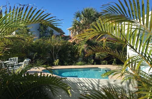 Anna Maria Cottage | Sand Dollar Cottage - Vintage - updated - flip flop walk to best Gulf Beaches