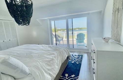 Safety Harbor Club House | SANTA CLARA! Coastal, modern 3BR ESCAPE, harbor view, boat slip, CLUB access