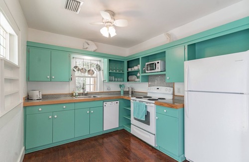 Bayou Oaks House | Sarasota, FL Bungalow | Bright & Breezy Coastal Vibes - 10 mins to White Sand Beaches by RedAwning