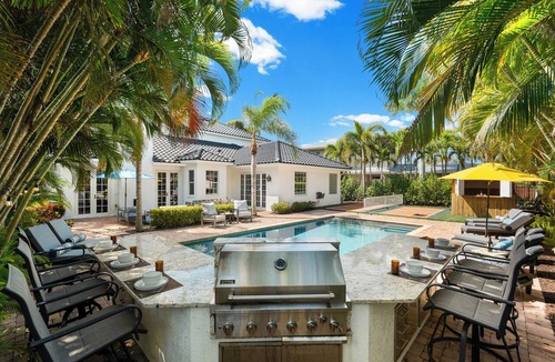 Whitfield House | Sarasota Retreat with Private Pool and Pickleball