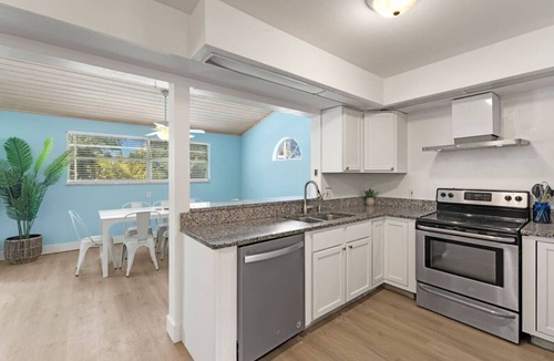 San Carlos Park House | Secluded Backyard w/Pool & HotTub | 3&2
