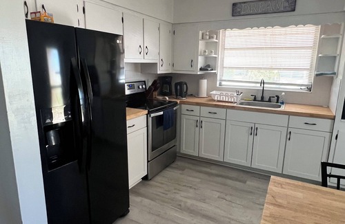 Venice Gardens House | Serene 2-bedroom house with AC in charming Venice- 10 MIN TO BEACHES, SHOPPING