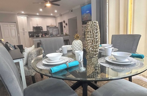 Seminole Condo | SHEEK & GLAM VACATION BEACH CONDO! HEATED POOL,GYM, TENNIS, 1st FLOOR CONDO