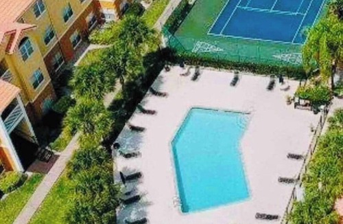 Seminole Condo | SHEEK & GLAM VACATION BEACH CONDO! HEATED POOL,GYM, TENNIS, 1st FLOOR CONDO