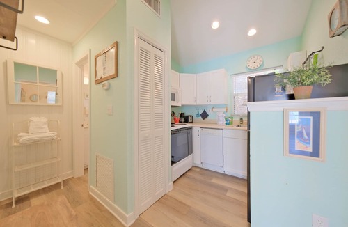 Anna Maria Cottage | Shell Cottage -With shared pool, 200 feet from the beach