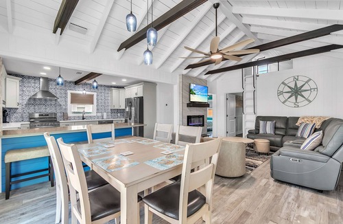 Sunset Beach House | 🌞🌴Single Family Home | Walk to Beach | Rocking Sunset Beach House